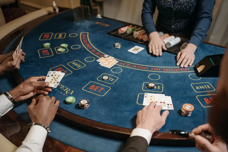 The Clock You Cannot See: How Live Dealer Interaction Quietly Compresses Your Betting Decisions